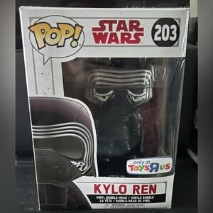 Kylo Ren Funko Pop 203 (Toys R Us Exclusive )